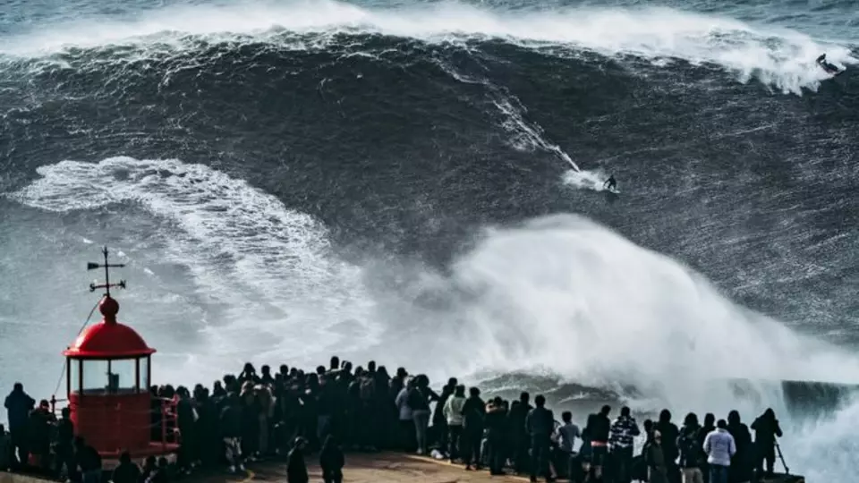 100 Foot Wave